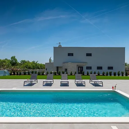 Holiday home Ana Skicini